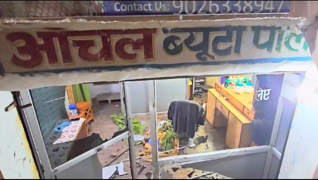 रायबरेली में सरेशाम दबंगों ने जमकर ब्यूटीपार्लर में मचाया उत्पात