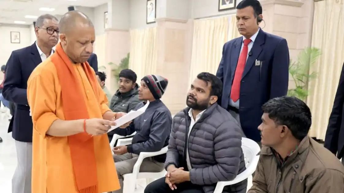 जनता दर्शन में सीएस योगी आदित्यनाथ ने दिलाया भरोसा, भूमाफिया व दबंगों के खिलाफ जारी रहेगी कठोर कार्रवाई