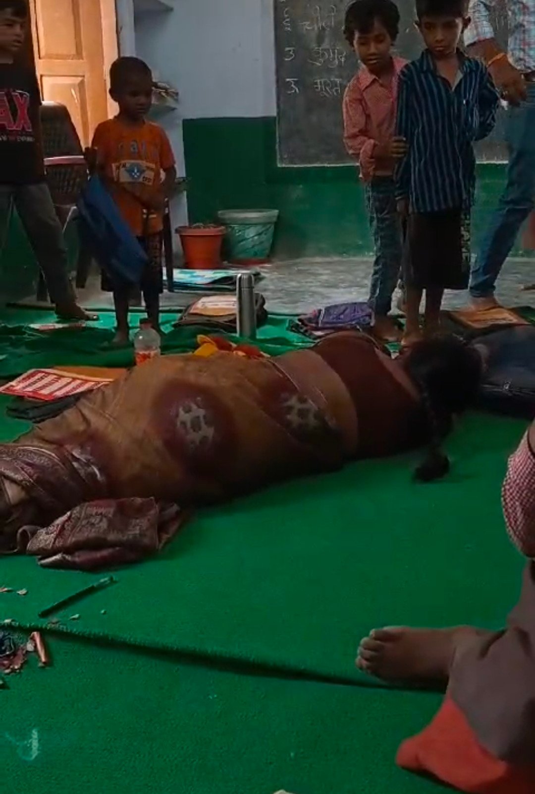 रायबरेली में शिक्षामित्र के हाई वोल्टेज ड्रामे का वीडियो सोशल मीडिया पर हुआ वायरल