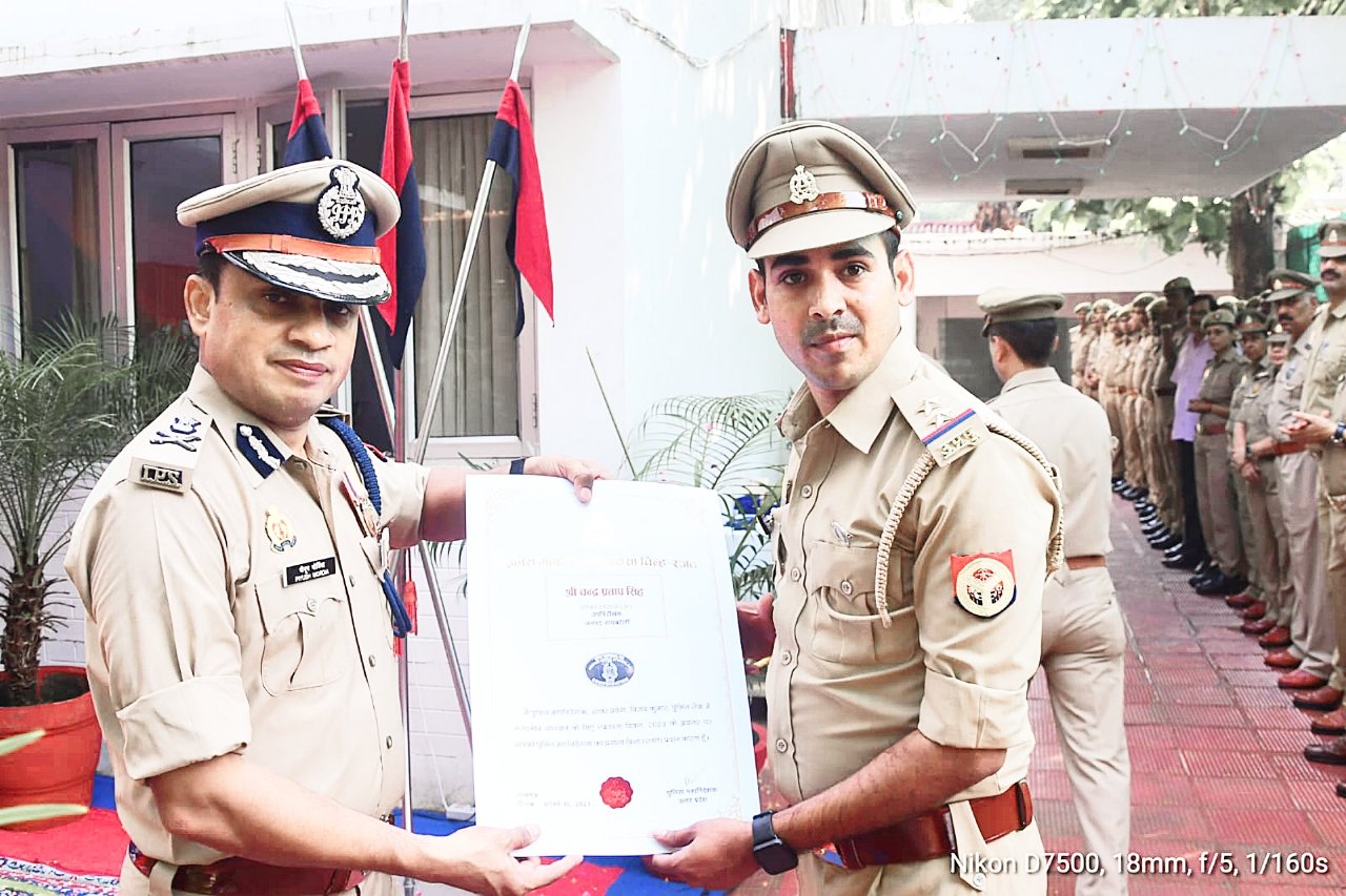Raibareli-अपर पुलिस महानिदेशक द्वारा रायबरेली की सर्विलेंस व एसओजी टीम के अधिकारी व कर्मचारियों को किया गया पुरस्कृत