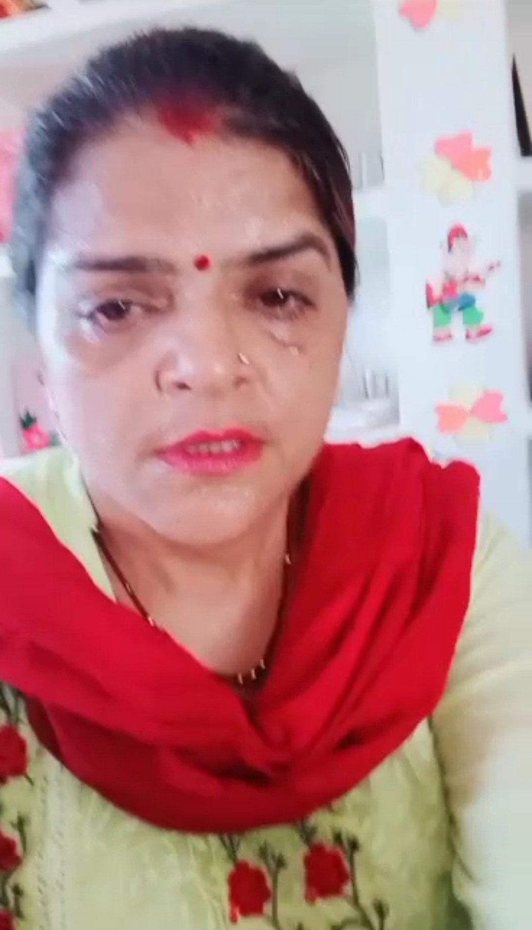 Raibareli-शिक्षिका ने रो रो कर लगाई उच्चाधिकारियों से गुहार