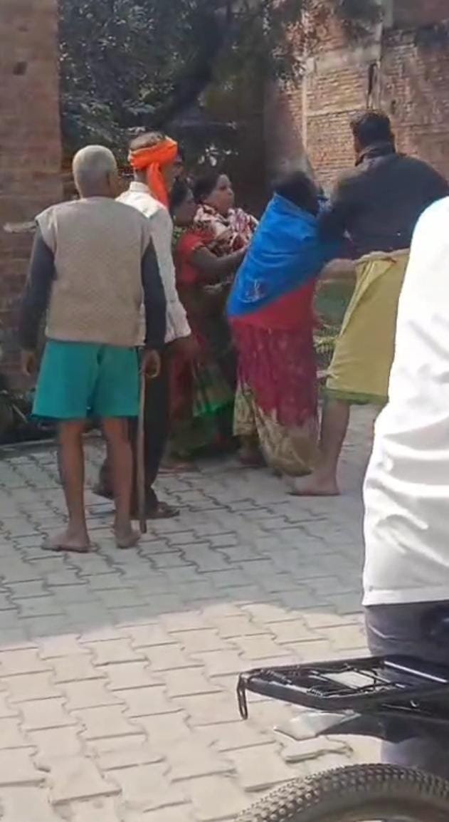 ररायबरेली -महिला सशक्तिकरण की धज्जिया उड़ाते हुए मारपीट का वीडियो सोशल मीडिया पर हुआ वायरल, बना चर्चा का विषय