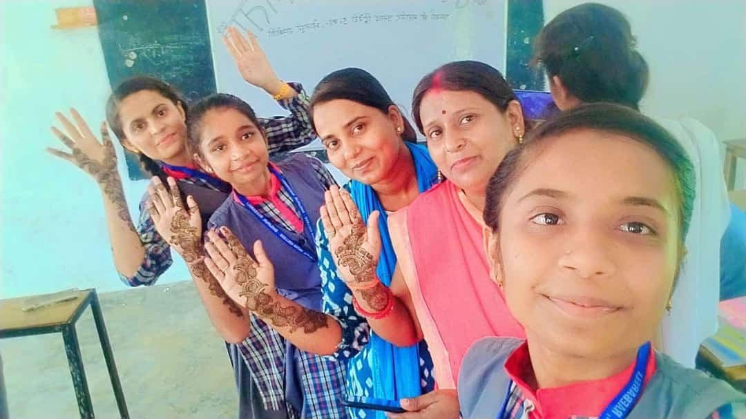 Raibareli-आचार्य श्री महावीर प्रसाद द्विवेदी इंटर कॉलेज भोजपुर में मेहंदी प्रतियोगिता का किया गया आयोजन*