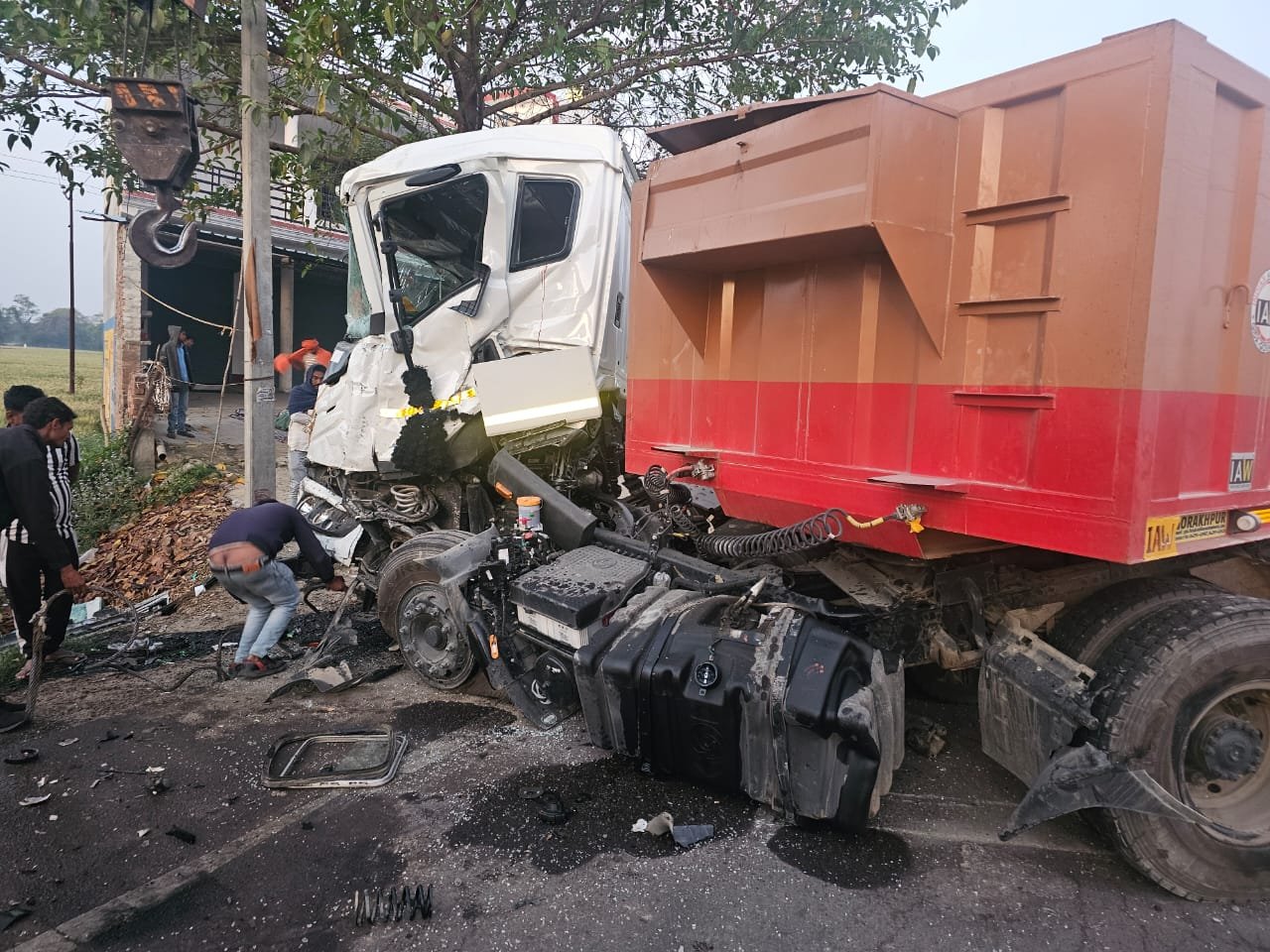 रायबरेली में दो डंपरों की आमने सामने हुई जोरदार टक्टर,अटौरा चौकी इंचार्ज ने डंपर को हटवाया