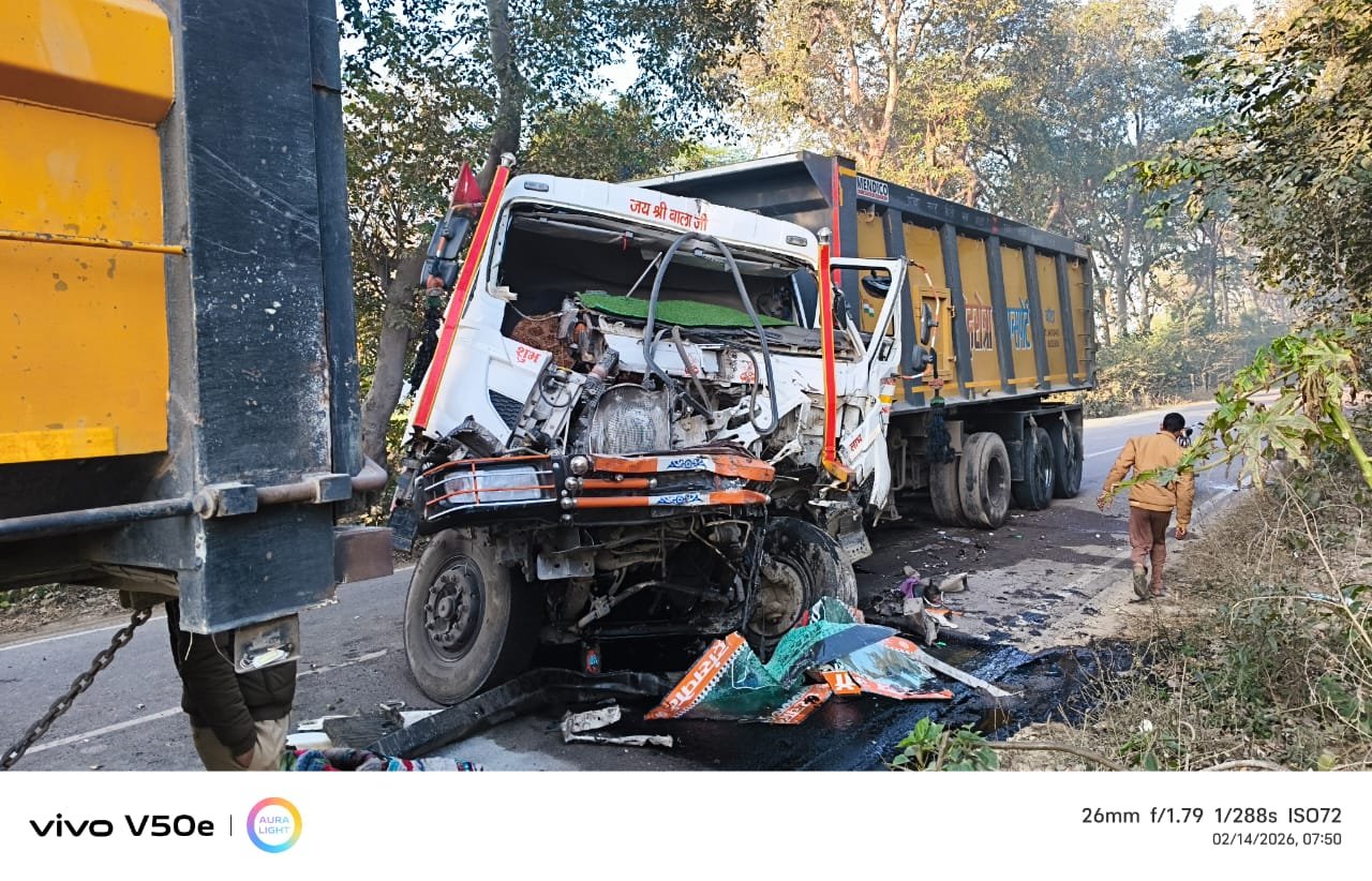 सड़क किनारे खड़े डंपर में पीछे से जा घुसा दूसरा डंपर, बाल बाल बचे चालक व क्लीनर