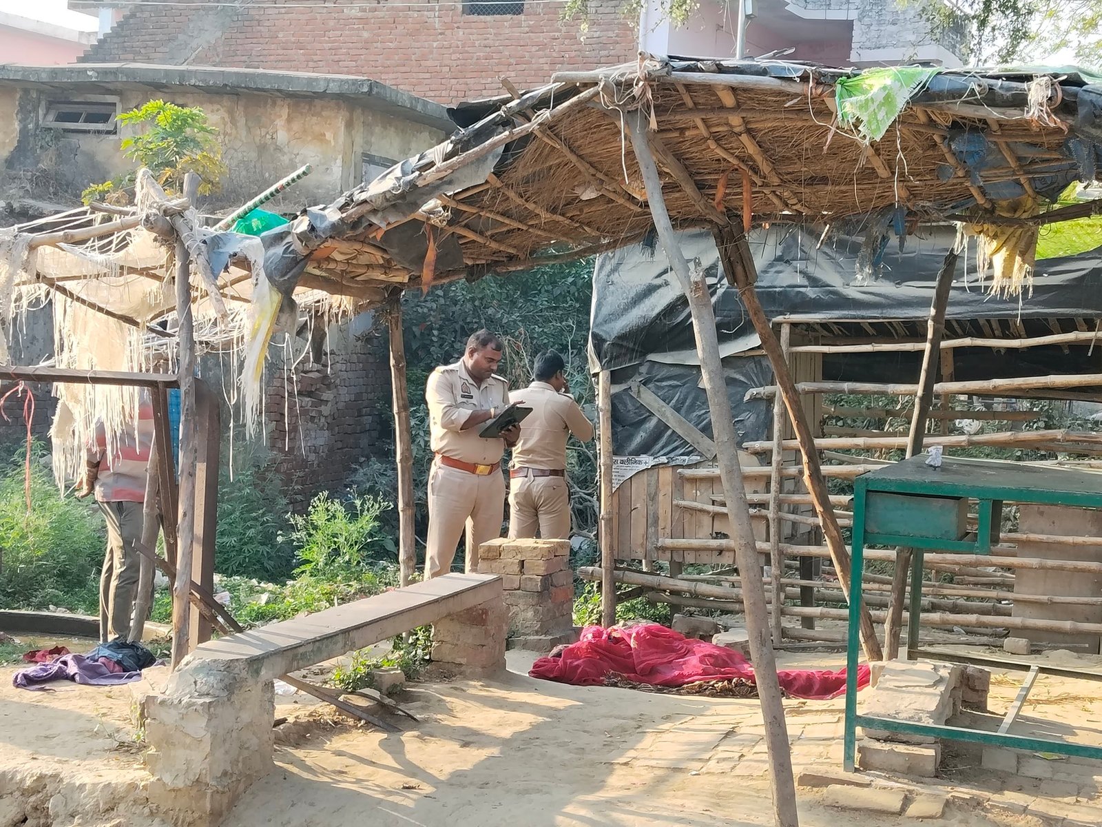 रायबरेली के जगतपुर में होटल के पास में अज्ञात महिला का शव मिलने से मचा हड़कम्प