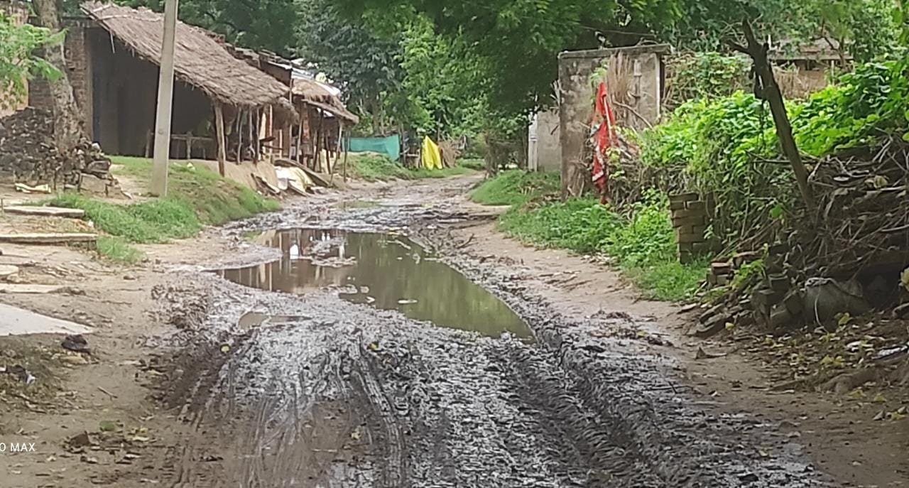 Raibareli-सड़क की हालत खराब , ग्रामीण परेशान
