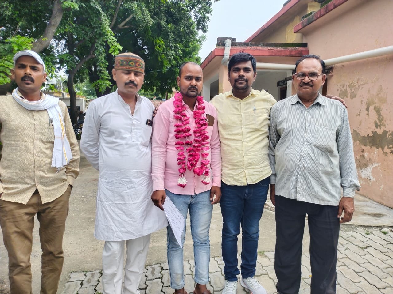 Raibareli-रिटर्निंग ऑफिसर ने प्रधान पद के लिए निर्विरोध निर्वाचित हुए सौरभ मौर्य को जीत का प्रमाण पत्र दिया।