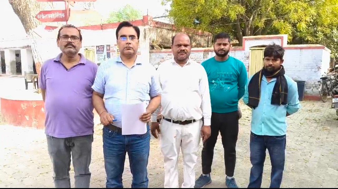 रायबरेली-डॉक्टर संतोष सिंह के साथ फार्मासिस्ट , वार्ड बॉय व स्वीपर पहुँचे कोतवाली