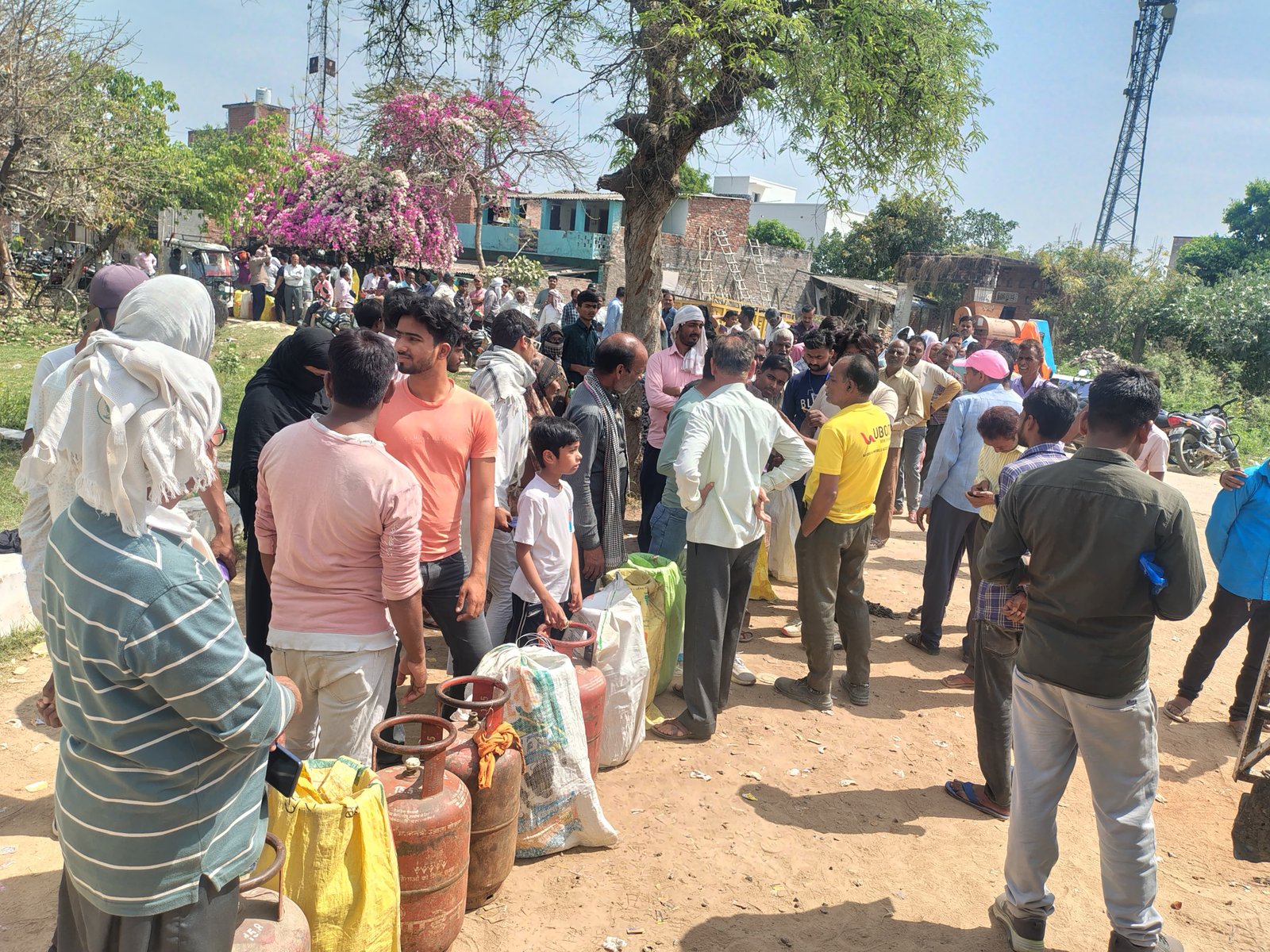 रायबरेली-गैस का सिलेंडर लेने के लिए सुबह 4 से लगी लंबी कतार, उपभोक्ताओं में आक्रोश