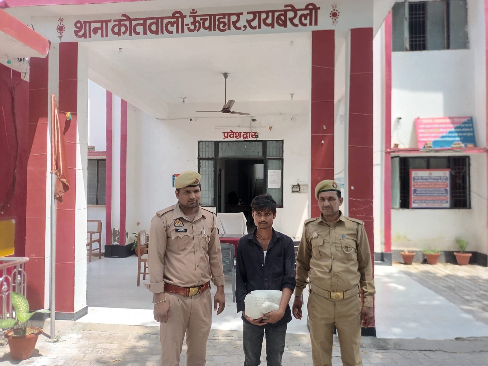 रायबरेली-पुलिस ने दो अलग अलग स्थानों से गांजा व असलहे के साथ दो अभियुक्तों को गिरफ्तार कर भेजा जेल,,,