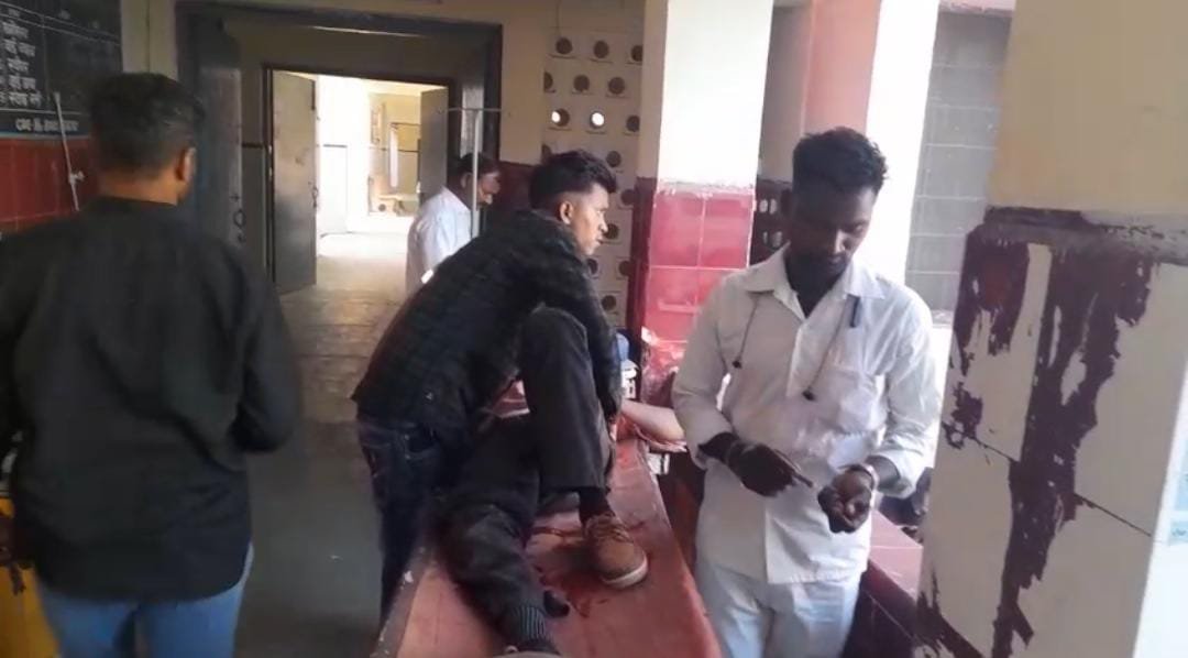 रायबरेली-पिता और चाचा को स्टेशन छोड़ने जा रहा युवक हुआ हादसे का शिकार , दो घायल