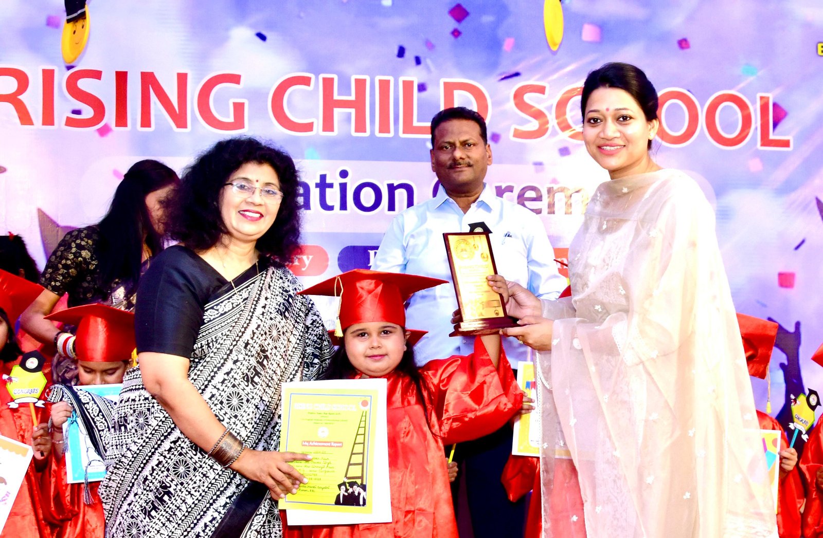 रायबरेली-ग्रेजुएशन कैप और गाउन के साथ राइजिंग चाइल्ड स्कूल में बच्चे हुए सम्मानित