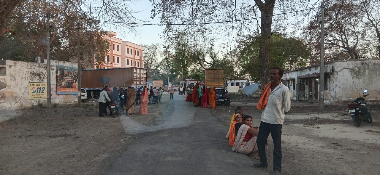 रायबरेली में सड़क हादसा,ट्रक ने बाइक सवार को मारी जोरदार टक्कर,घायलों की हालात गंभीर