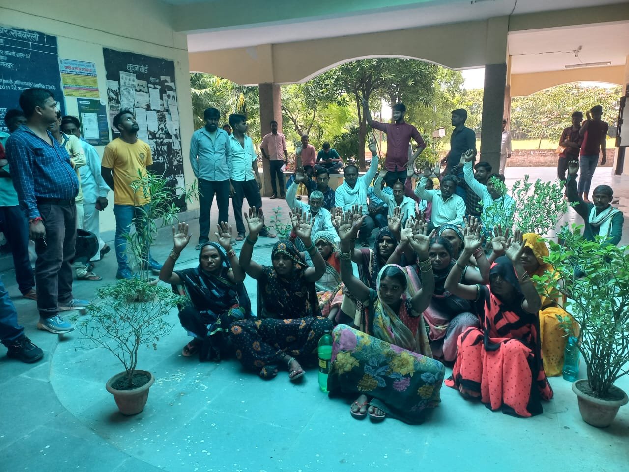 रायबरेली-दरवाजे पर दफन किए गए शव को कब्र से बाहर निकालकर बाग में दफन करने को लेकर किया प्रदर्शन एसडीएम को सौंपा ज्ञापन 