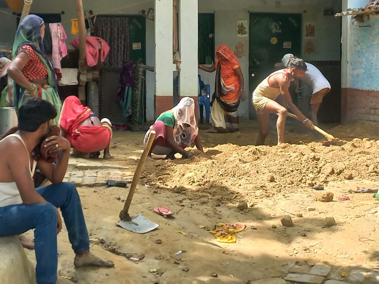 रायबरेली-तीन दिन बाद निकाला दफन विवाहिता का शव, ग्रामीणों की मौजूदगी में बाग में किया गया शव दफन,,,