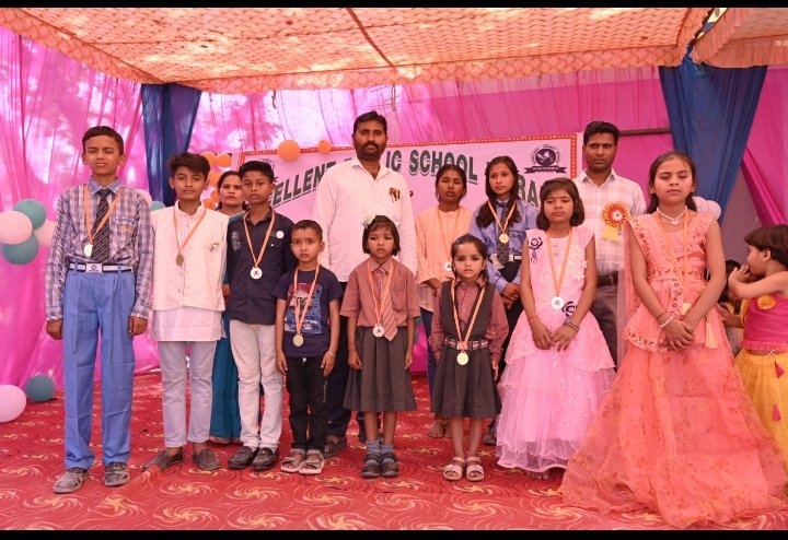 रायबरेली-वार्षिक समारोह ने हुआ होनहारों का सम्मान , खुशी से खिले चेहरे,,,,, 