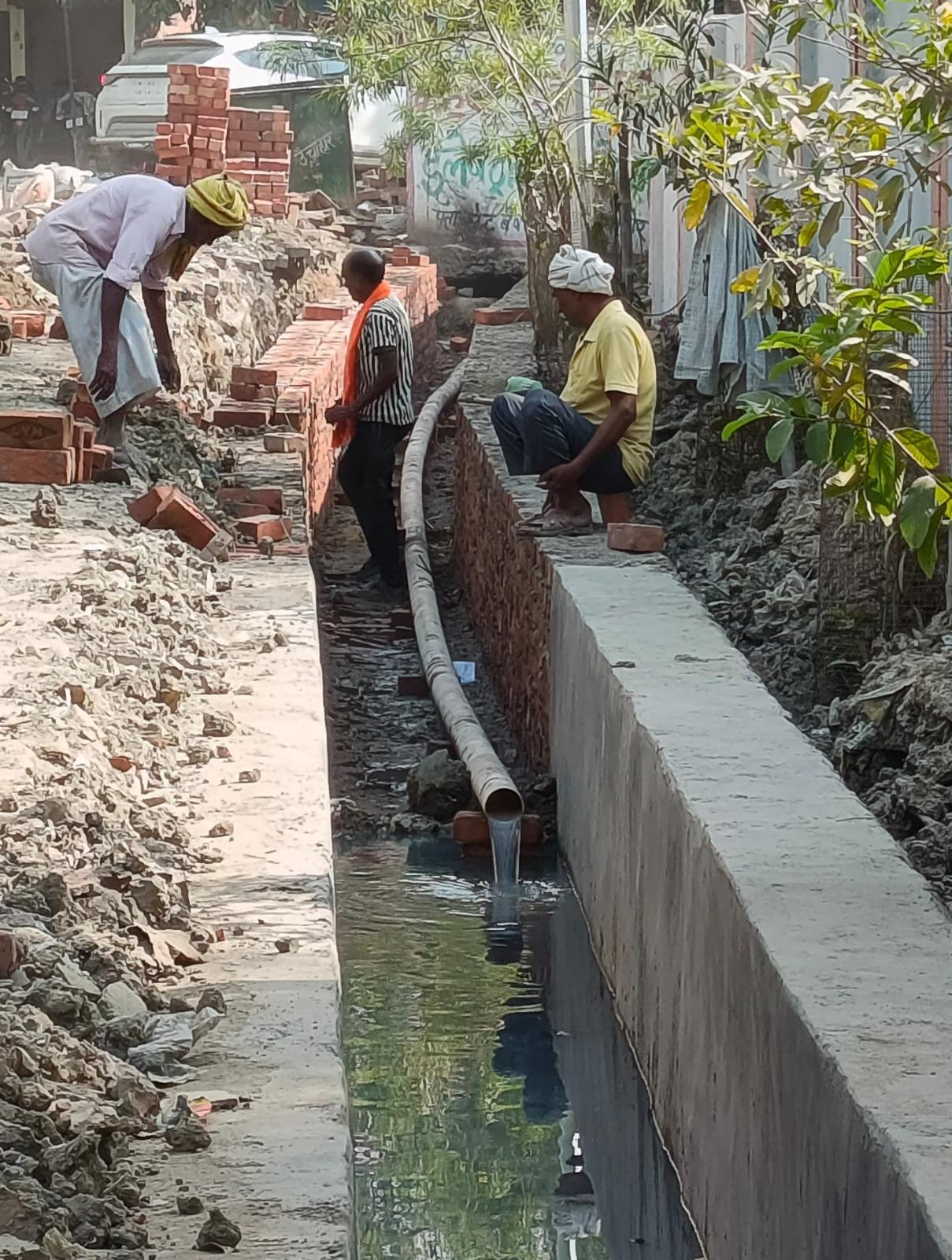 रायबरेली-भ्रष्टाचार की बुनियाद पर बन रहा कब्रिस्तान के बगल का नाला, जिम्मेदार मौन,,, 