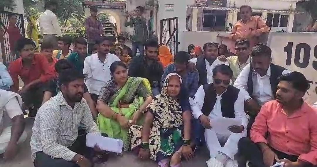 Raibareli-जगतपुर थाने में तैनात दारोगा विकास सिंह पर ग्रामीणो ने लगाए गंभीर आरोप