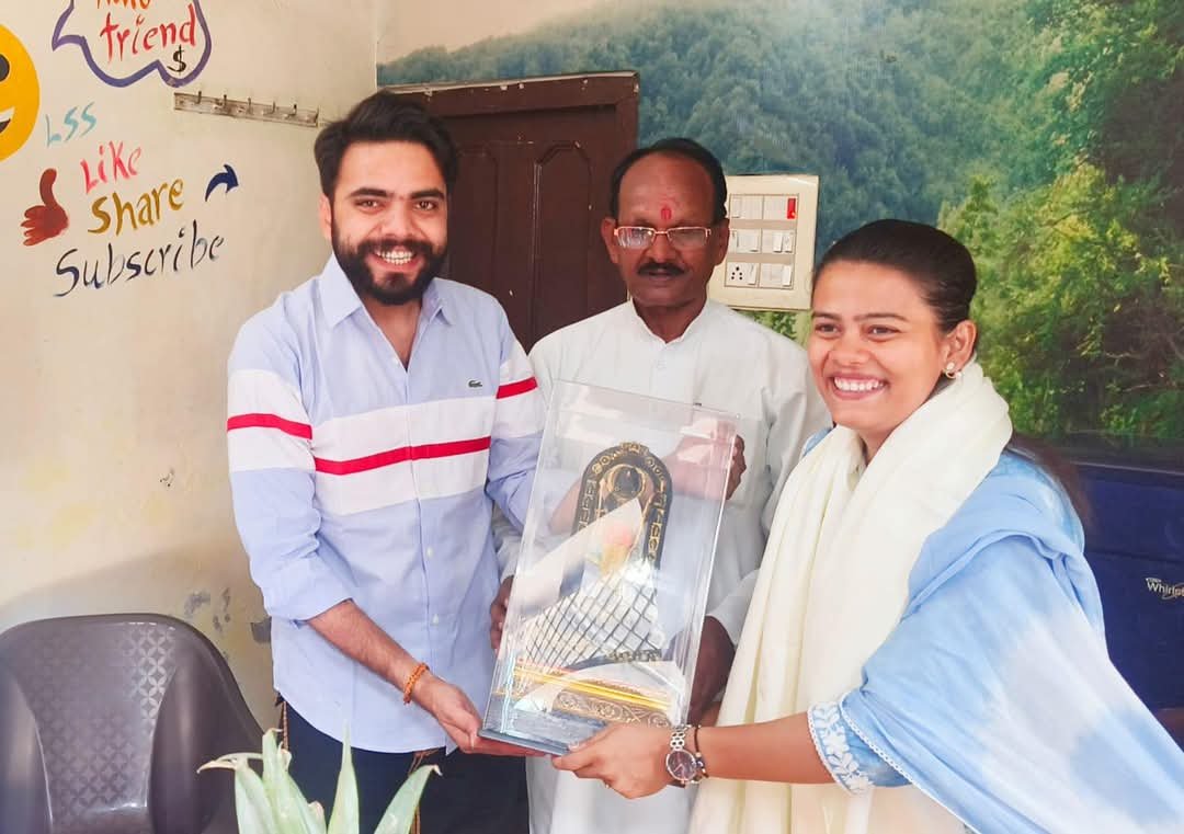 मोदी से मिली मनीषा को ब्लॉक प्रमुख पीयूष प्रताप सिंह ने बढ़ाया उत्साहवर्धन