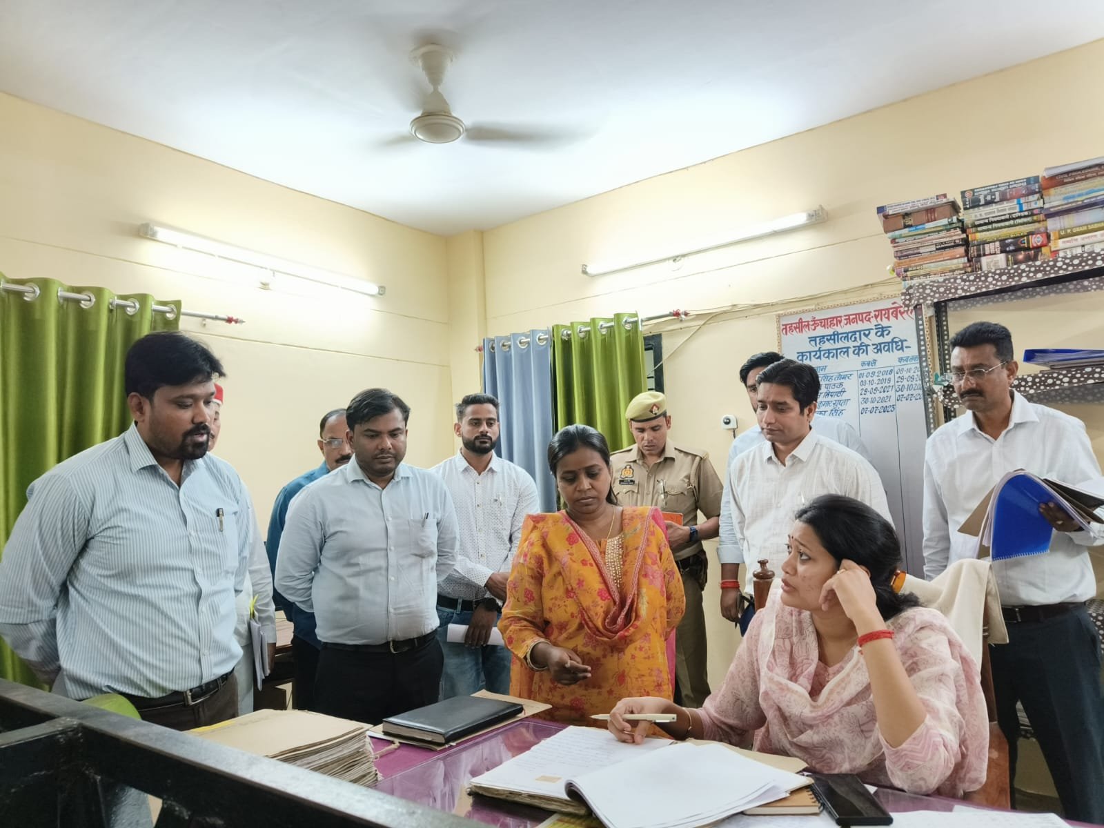 रायबरेली-जिलाधिकारी ने तहसील का किया निरीक्षण,मुकदमे में शिथिलता पाये जाने पर तहसीलदार व पेशकार को लगाई फटकार,,,,