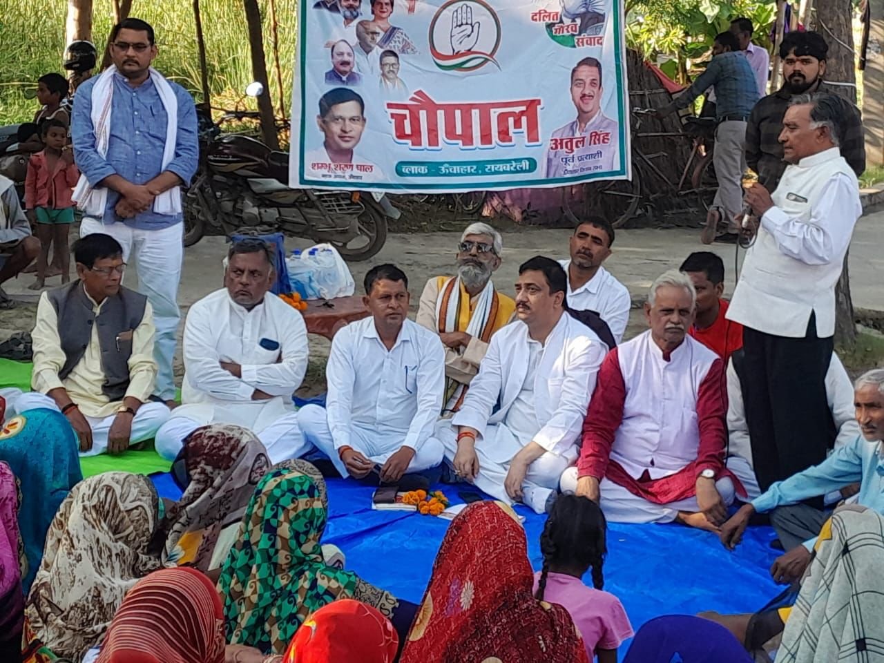 दलित गौरव संवाद चौपाल लगाकर लोगो को किया संबोधित 