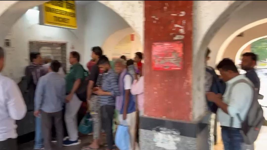 रायबरेली-यात्री टिकट बुकिंग का प्रिंटर खराब , कैसे होगा सफर ?