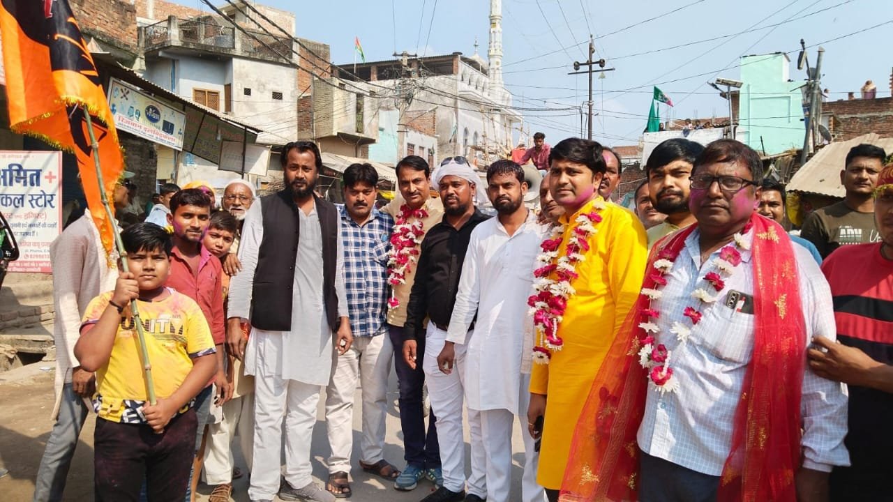 रायबरेली-दुर्गा पूजा मूर्ति विसर्जन करने जा रहे श्रद्धालुओं को रोककर मुस्लिम समुदाय के लोगों ने फूल माला पहनाकर किया स्वागत,,