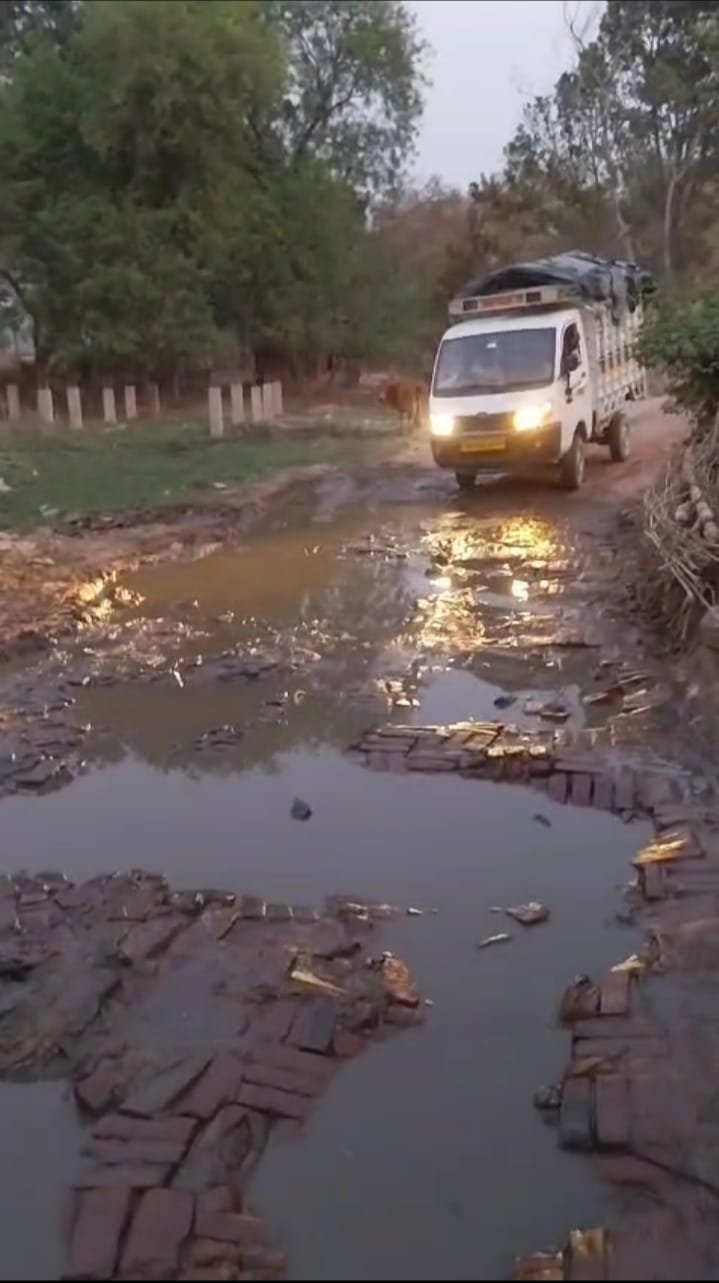 रायबरेली-दो जिलों के रिश्तों की राह में गड्ढे  , सफर हुआ दुश्वार 