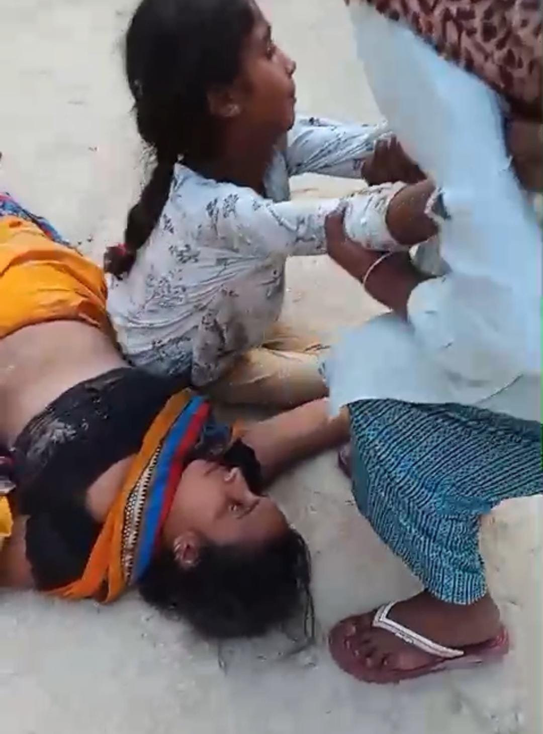 रायबरेली-प्रशासन की उदासीनता के चलते जमीनी विवाद में घर के घुसकर महिलाओं और बच्चों को पीटा,