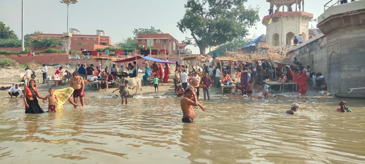Raibareli-शरद पूर्णिमा पर श्रद्धालुओं ने लगाई आस्था की डुबकी