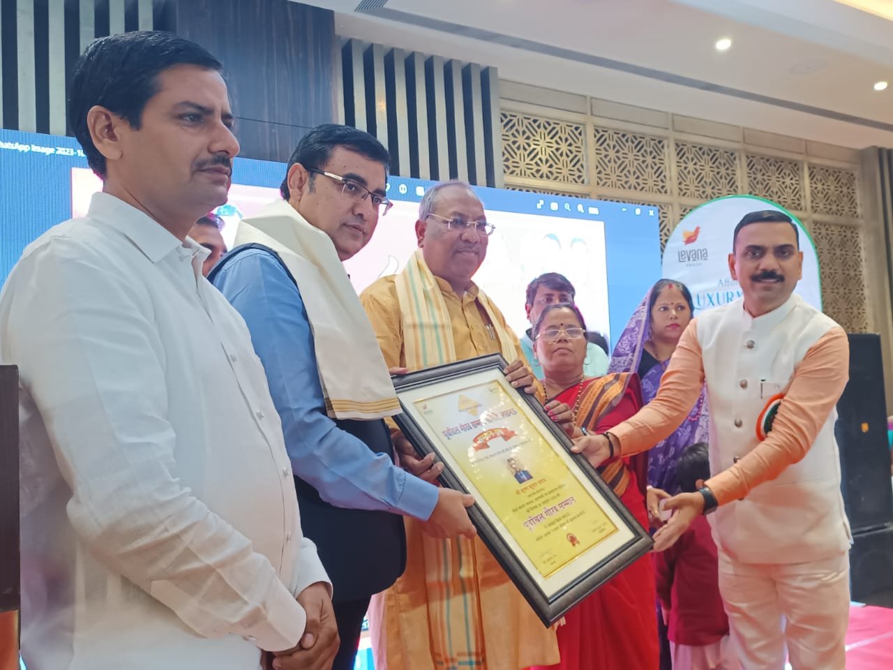 वाराणसी और प्रयागराज परिक्षेत्र के पोस्टमास्टर जनरल कृष्ण कुमार यादव 'पूर्वांचल गौरव सम्मान' से विभूषित