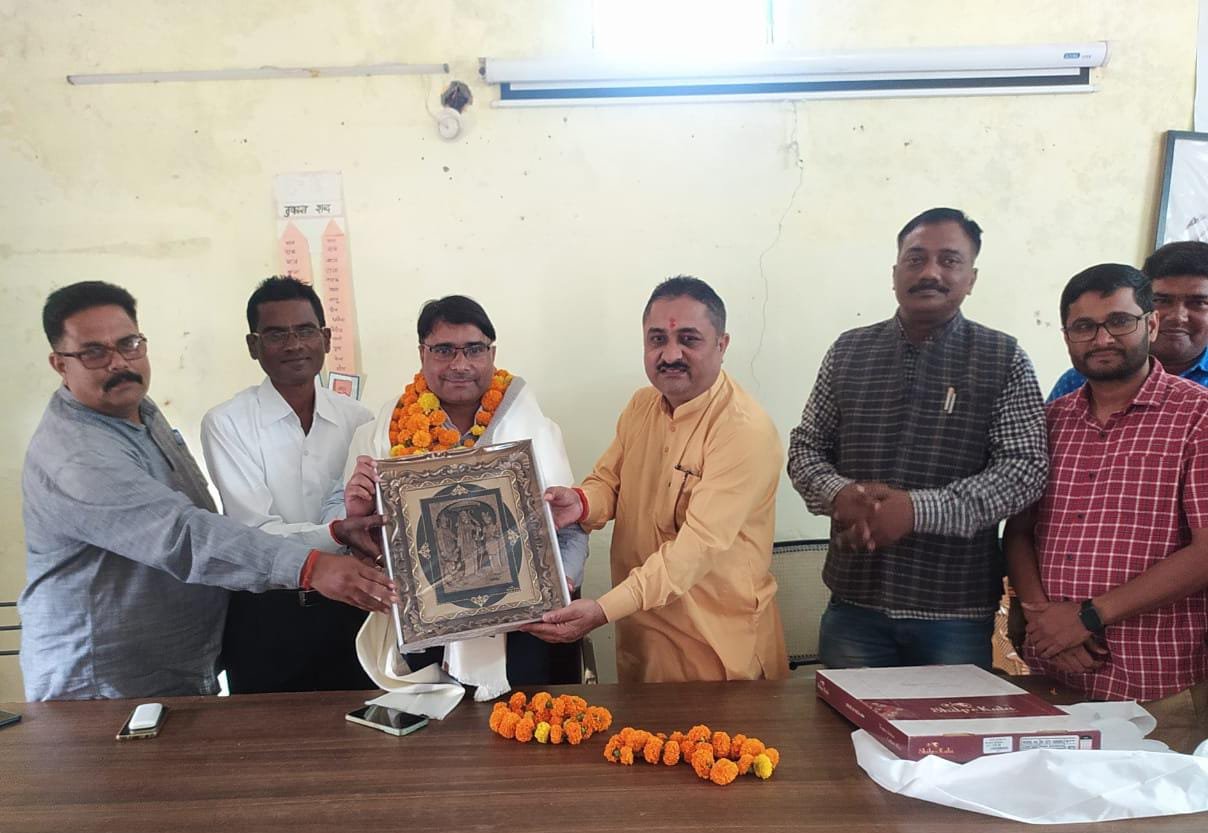 Raibareli-नवागत खण्ड शिक्षा अधिकारी का शिक्षक संघ ने किया स्वागत