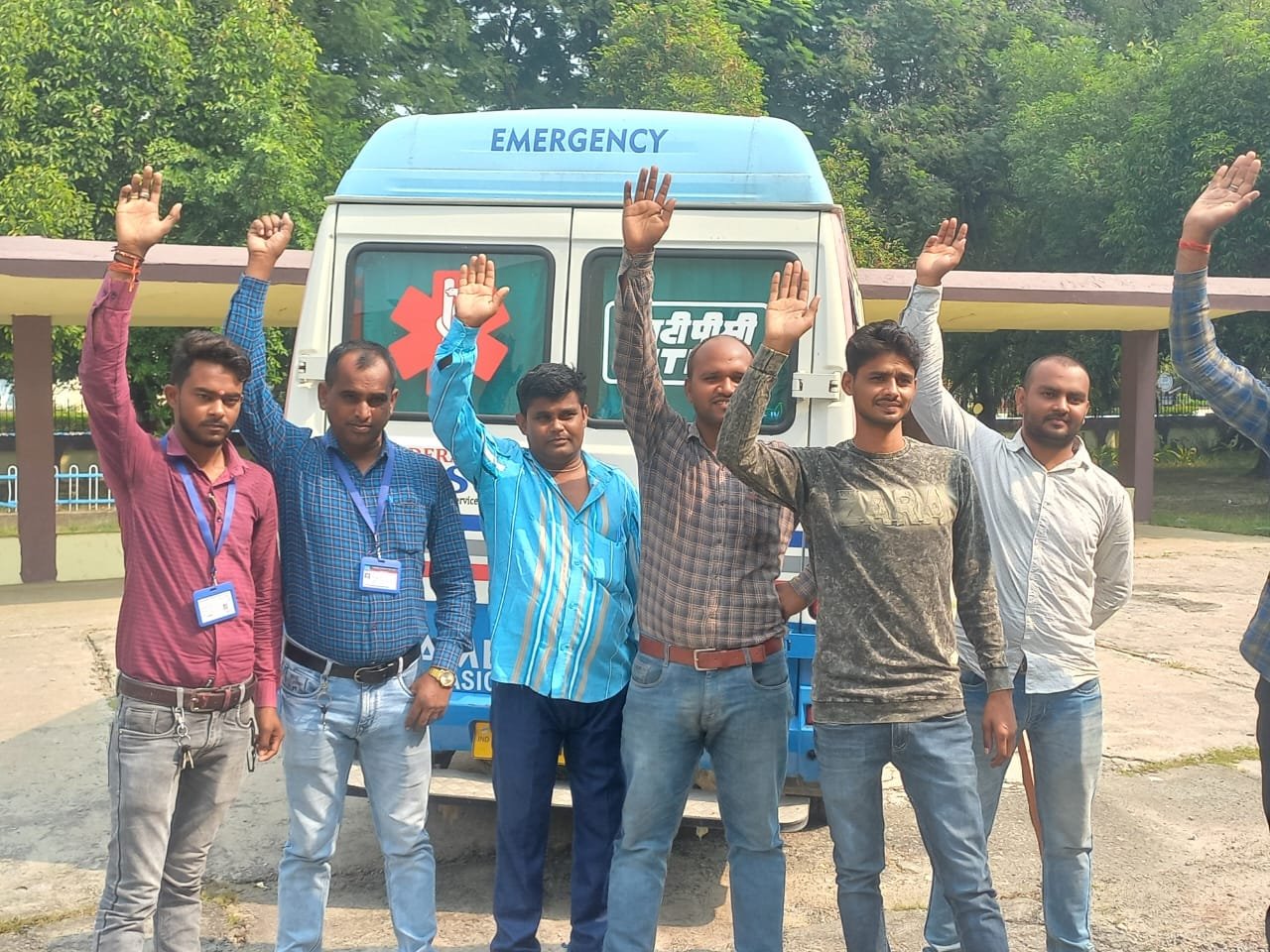 रायबरेली-NTPC जीवन ज्योति अस्पताल के एंबुलेंस चालको को नही मिला 6 महीने से वेतन किया प्रर्दशन,,,,
