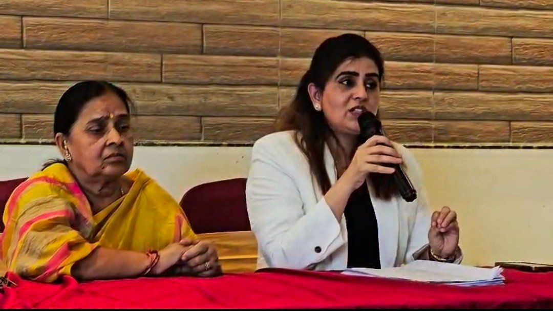 रायबरेली में बहुचर्चित अतुल तिवारी हत्या कांड का मामला ,FIR में नामजद आरोपी पुनीत सिंह की माता व बहन ने की प्रेस कांफ्रेंस