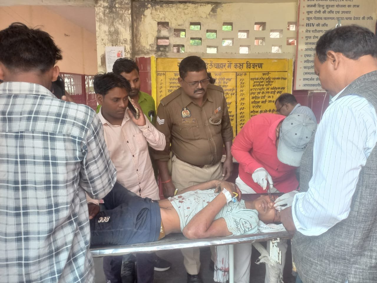 रायबरेली-अनियंत्रित कार ने सड़क किनारे खड़े बाइक सवार किशोर को मारी टक्कर घायल,,,,,,,