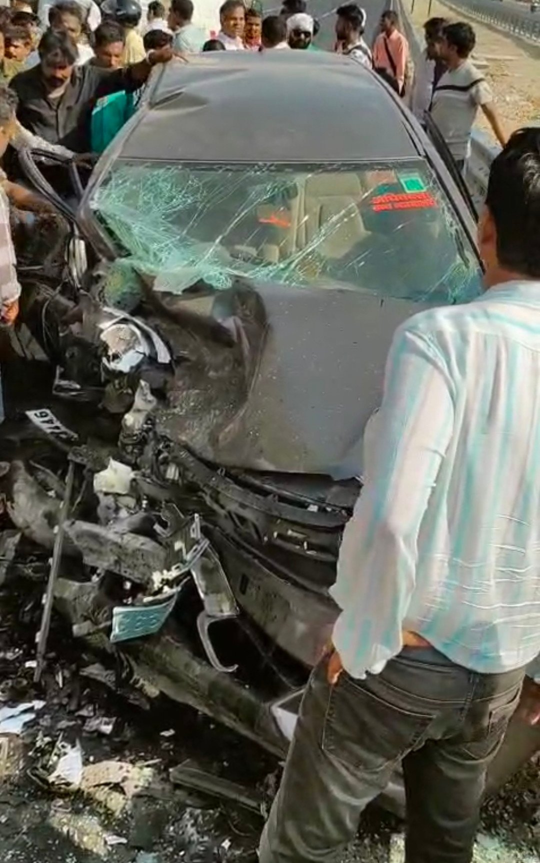 रायबरेली में भीषण सड़क हादसा दो कारो की आमने सामने जोरदार टक्कर