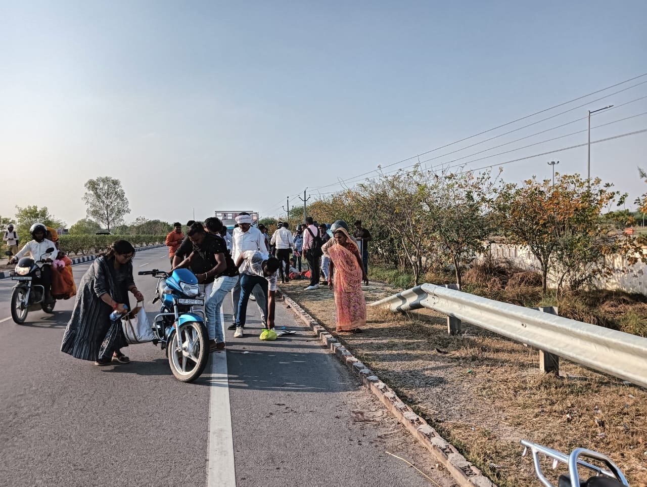 रायबरेली में कार ने बाइक सवार को मारी जोरदार टक्कर