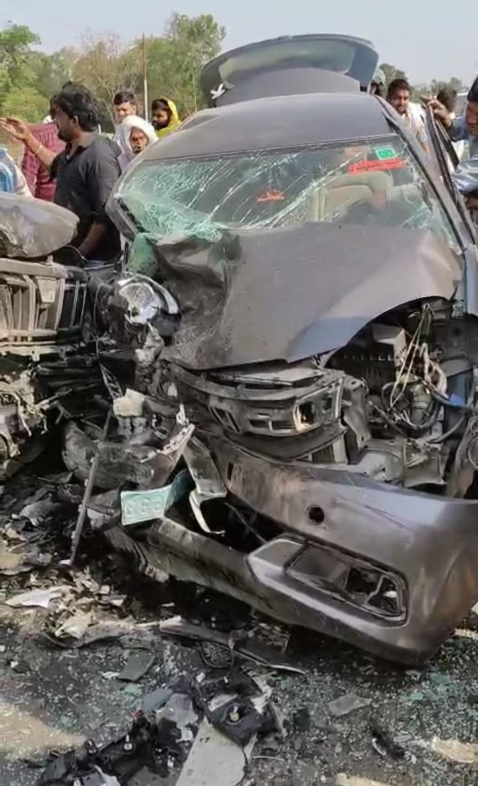 रायबरेली -भीषण सड़क हादसा: दो कारों की हुई जोरदार भिड़ंत में एक की मौत 10 घायल जिला अस्पताल में भर्ती