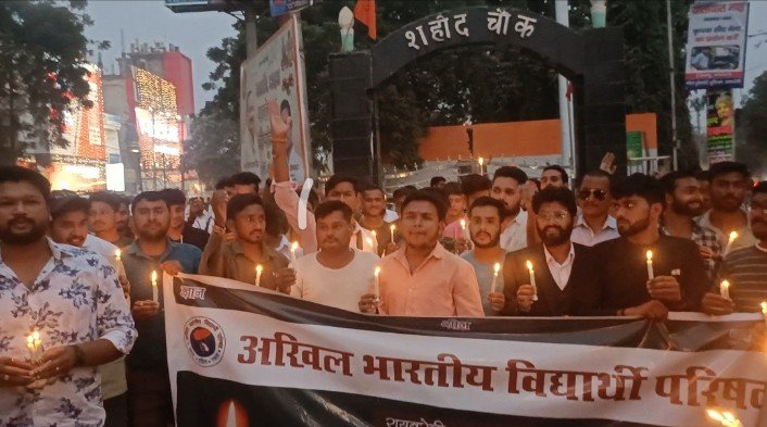 Raibareli-परिवार के साथ सैकड़ो की संख्या में छात्रों ने निकाला कैंडिल मार्च