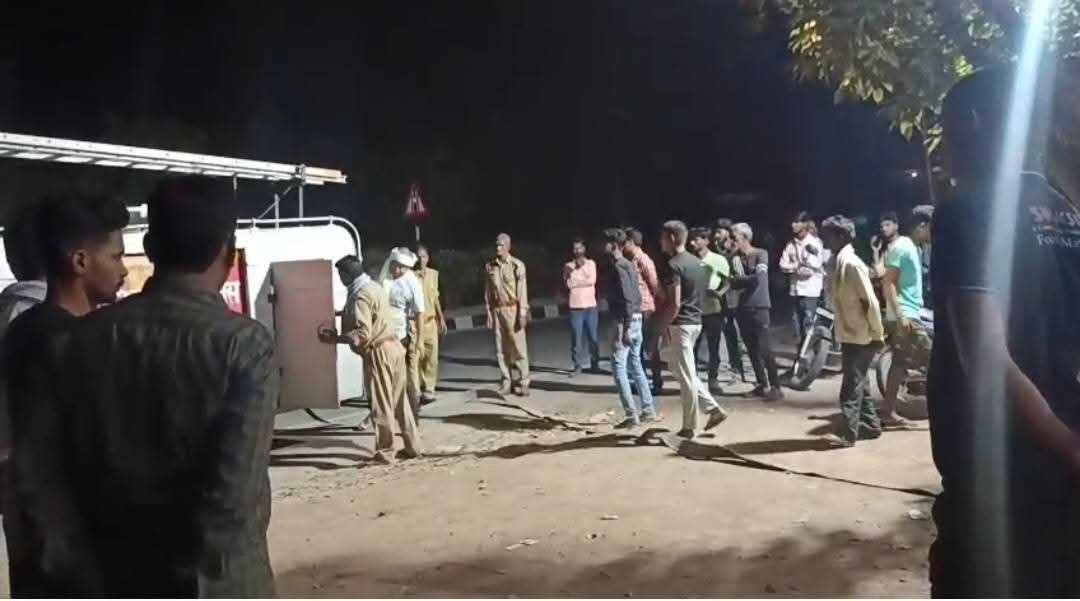 रायबरेली के रैंबो होटल के किचन में गैस सिलेंडर लीक होने के चलते लगी भीषण आग