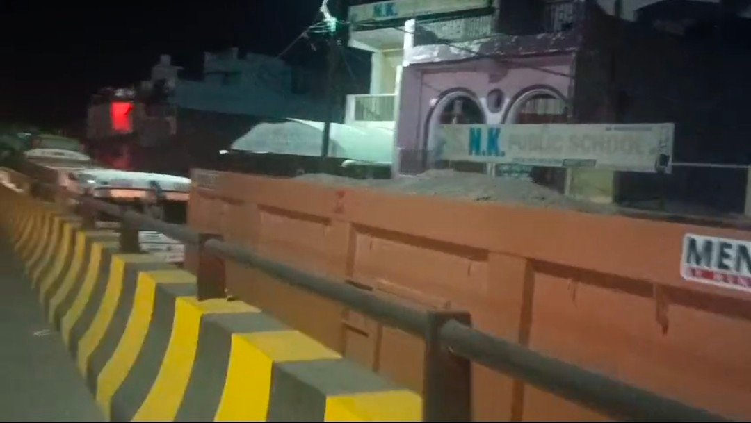 रायबरेली - ओवर ब्रिज से टूट कर गिरा मलबा, दिखने लगी सरिया