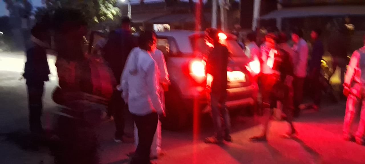 दुर्घटना-सड़क हादसे में तीन लोग हुए घायल,हालत गंभीर