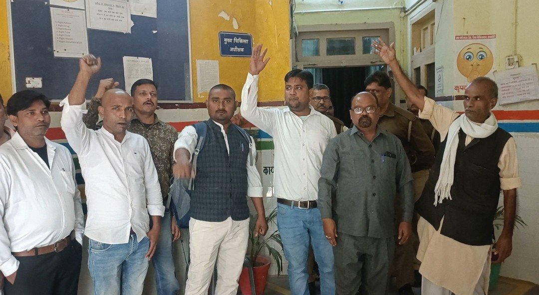 Raibareli-कर्मचारियों को गाली से नवाजते है सीएमएस डॉ महेंद्र मौर्य