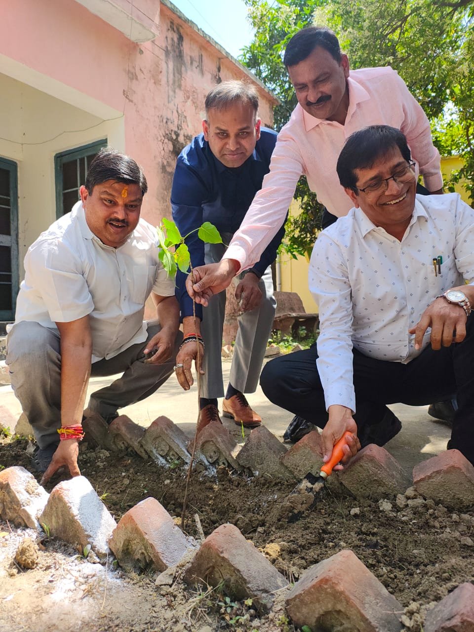 रायबरेली-वृक्षारोपण करके प्राथमिक स्वास्थ्य केंद्र पर बांटी गई पोषण पोटली