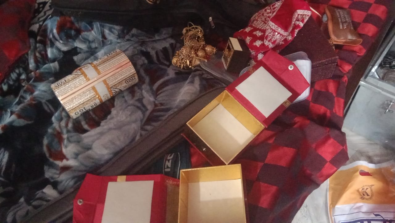 रायबरेली-बेखौफ चोरों ने पूर्व ब्लाक प्रमुख समेत तीन घरो में की लाखों की चोंरी,,,,,,