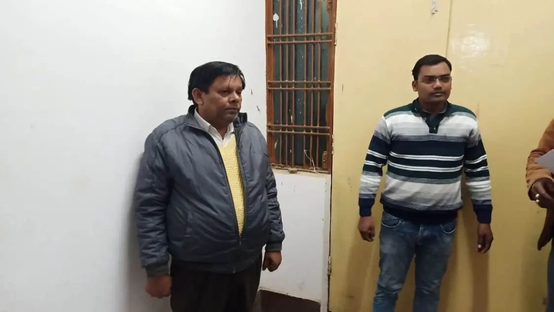 अफसर को रंगेहाथ पकड़ने के लिए दिन भर क्रिकेट खेलती रही एंटी करप्शन की टीम, फिर ऐसे किया गिरफ्तार