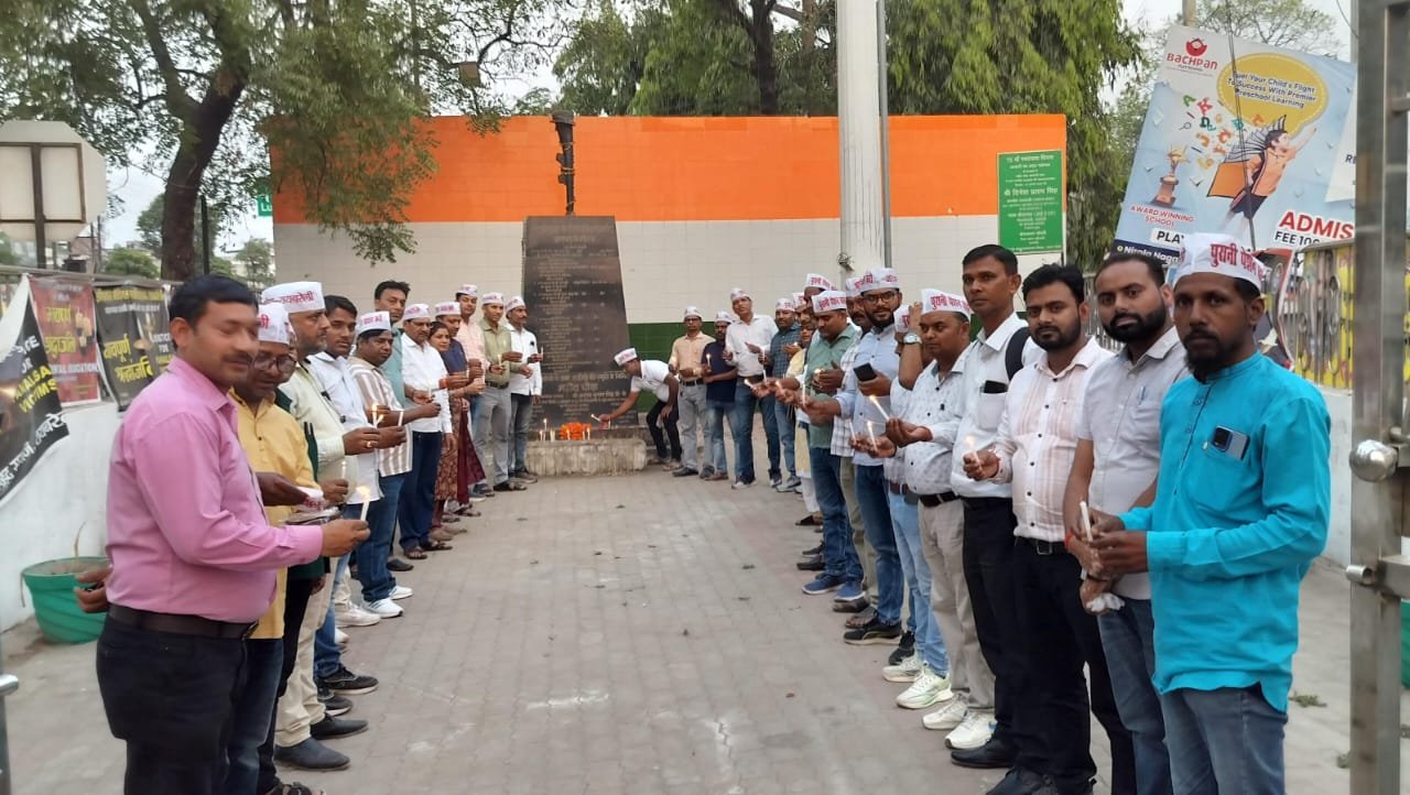 रायबरेली -कैंडल मार्च निकालकर अटेवा ने शहीद पर्यटकों को किया याद