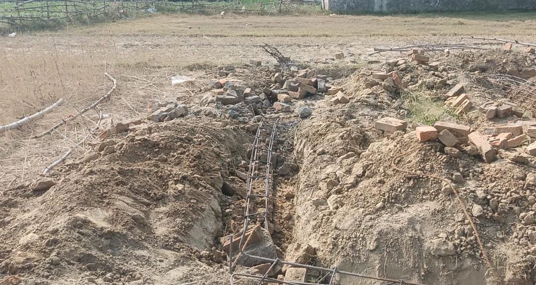 रायबरेली-भूमिधरि भूमि पर खड़ी सरिया के पिलर को भांजे पर गिराने जाने का आरोप