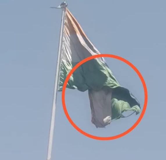 रायबरेली में राष्ट्रध्वज के लिए भी गैर जिम्मेदार अधिकारी 